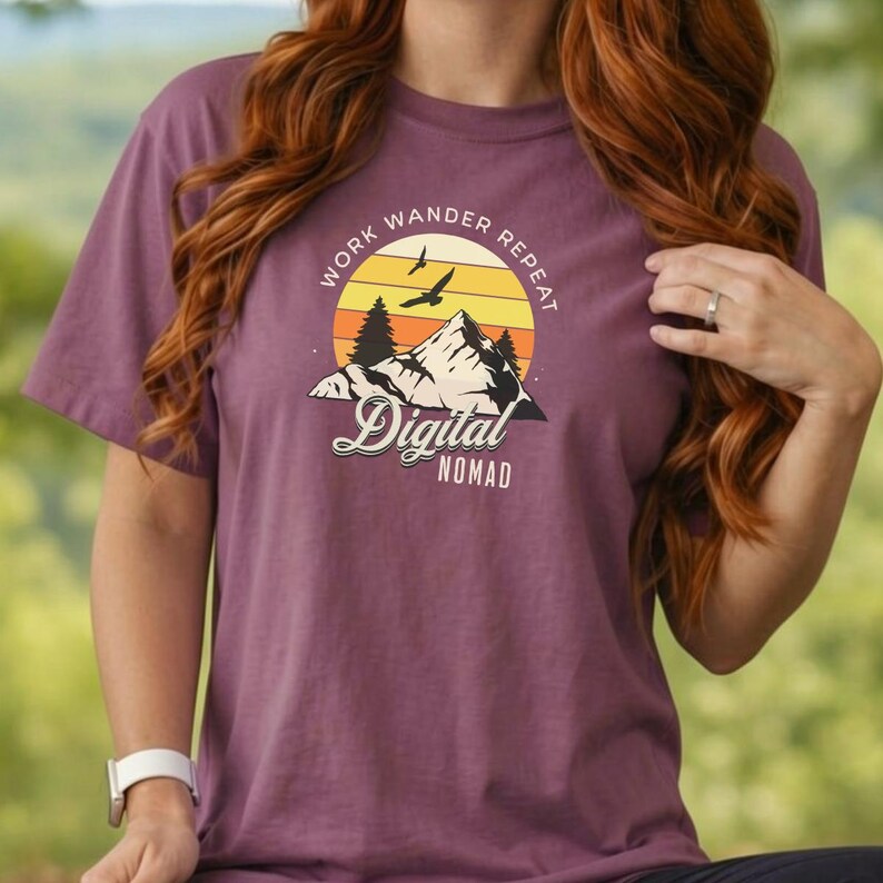 Maglietta da nomade digitale, maglietta "Lavora ovunque", stile di vita da viaggiatore, maglietta grafica con scritta "Voglia di viaggiare". Berry