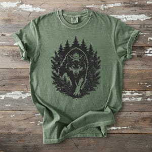 Camiseta con estampado de lobo merodeando en el bosque, camiseta vintage de Evergreen Wildness.