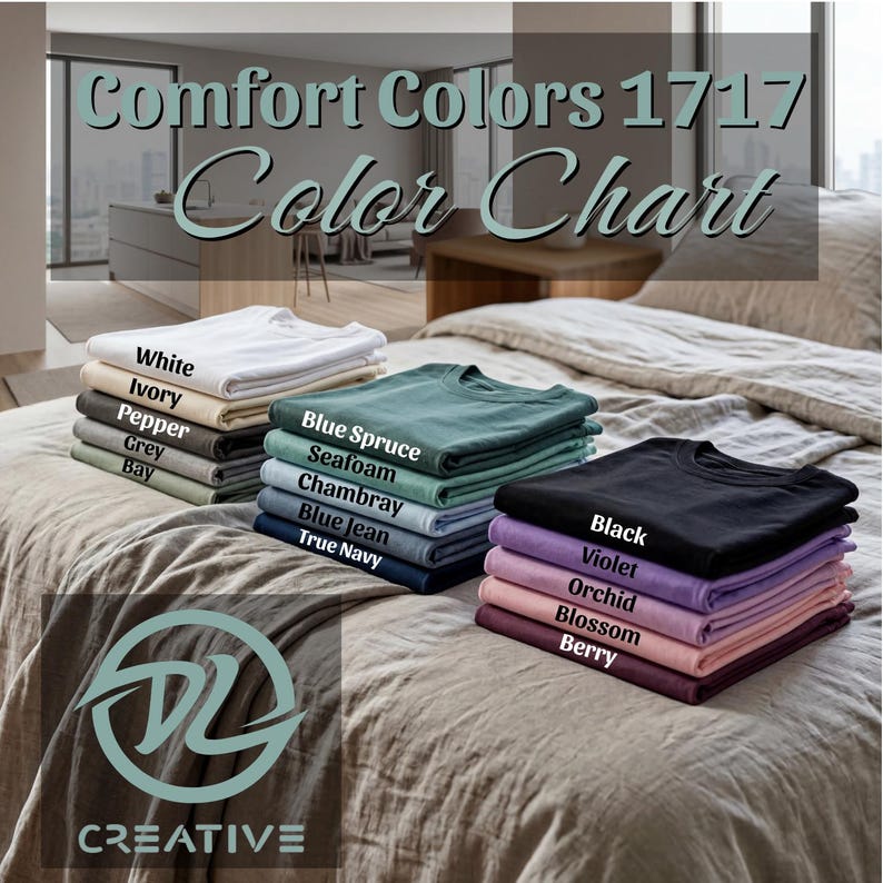 Pu&ograve; includere: Una tabella colori di magliette Comfort Colors 1717. La tabella mostra pile di magliette piegate in vari colori, tra cui bianco, avorio, pepe, grigio, baia, blu abete, schiuma di mare, chambray, blu jeans, blu navy, nero, viola, orchidea, fioritura e bacca.