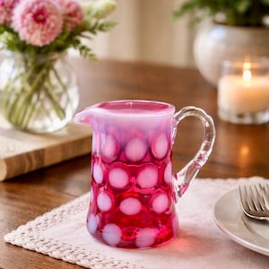 Zabytkowy dzbanek Fenton Cranberry Opalescent Coin Dot | Miniaturowy dzbanek do mleka | Szkło artystyczne | Rubinowoczerwony ćwiek | Mały dzbanek do mleka | Kolekcjonerski Fenton