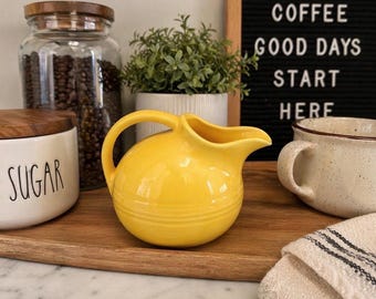 Brocca vintage gialla a forma di palla, stile Fiesta, stile Arlecchino, brocca in ceramica MCM, decorazione retrò di metà secolo.