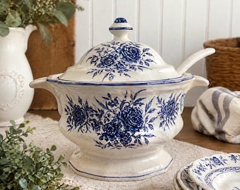 Sopera vintage Tilso Japan azul y blanca con tapa y cucharón, fuente para servir con decoración floral transferida, estilo rústico campestre.