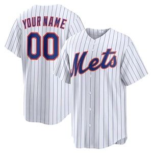 以下が含まれることがあります： 青いピンストライプの白い野球ジャージ。ジャージの前面には青いスクリプトで「Mets」の文字、背面には「YOUR NAME」と数字「00」がプリントされています。ジャージはボタンアップフロントです。