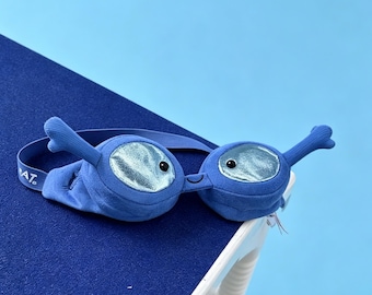 Óculos de Natação de Pelúcia Jellycat Amuseables, Brinquedo de Pelúcia Fofo em Formato de Óculos de Natação, Presente Ideal para Nadadores