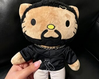 Pelúcia inspirada no Drake, adorável gatinho de pelúcia inspirado no rapper, presente perfeito para fãs de hip-hop.