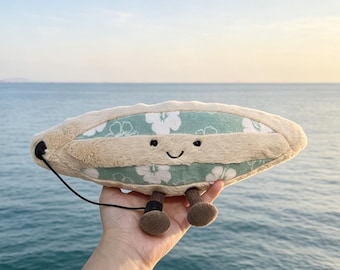 Brinquedo de pelúcia em formato de prancha de surfe da Jellycat Amuseables Sports – Decoração macia com tema de praia, presente fofo para crianças e amantes do oceano.