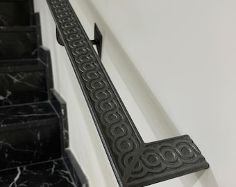 Corrimano per scale moderno in ferro battuto, metallo grezzo, montaggio a parete.