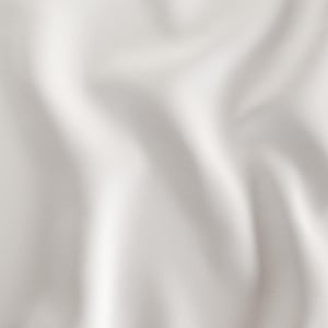 Puede incluir: Primer plano de una tela blanca texturizada con pliegues y sombras suaves. El material parece liso, posiblemente cuero o un material similar, con un ligero brillo. El efecto general es de elegancia y simplicidad.