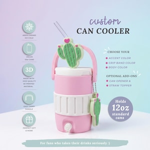 Op de afbeelding: Een roze aangepaste blikjeskoeler met een witte band en een groene cactusbedel. De koeler heeft een handvat en is geschikt voor standaard blikjes van 355 ml. Hij houdt drankjes koud.