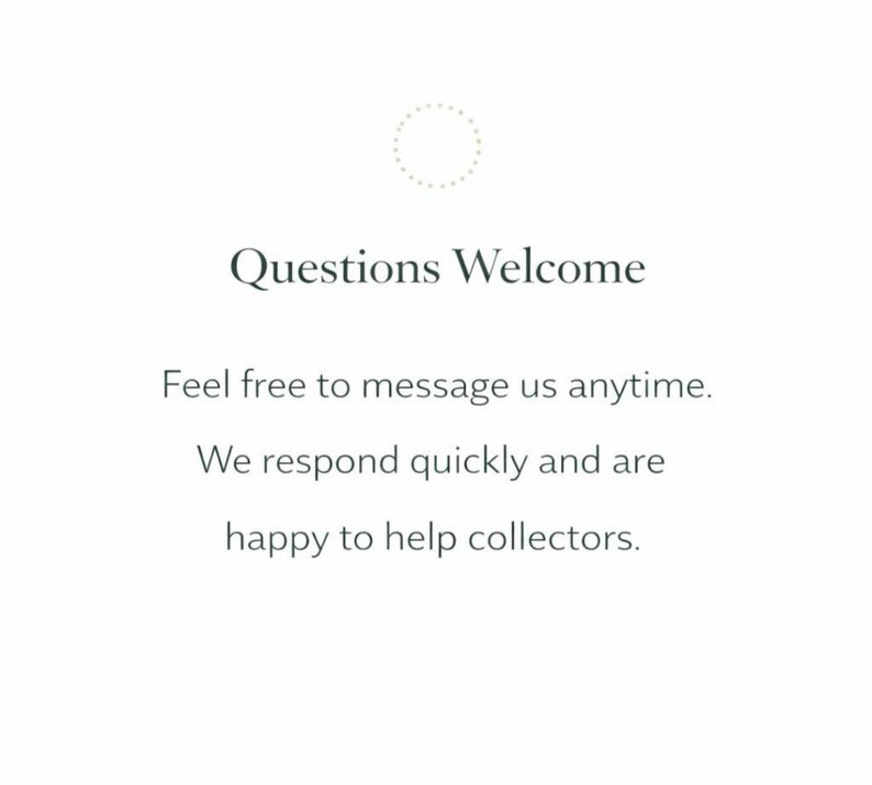Puede incluir: Fondo blanco con el texto "Questions Welcome" en fuente verde oscuro. Debajo, el texto dice: "No dude en enviarnos un mensaje en cualquier momento. Respondemos r&aacute;pidamente y estamos encantados de ayudar a los coleccionistas."