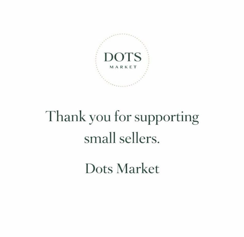 Puede incluir: Fondo blanco con el texto "Thank you for supporting small sellers." y "Dots Market" en fuente verde oscuro. El logotipo de Dots Market es un c&iacute;rculo punteado con las palabras "Dots Market" en su interior.