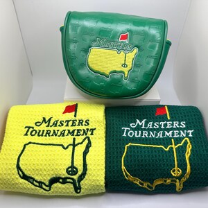 Puede incluir: Funda verde para la cabeza del palo de golf y dos toallas de golf. La funda tiene el logotipo de Masters bordado en amarillo y verde. Las toallas son amarillas y verdes, con el logotipo de Masters Tournament bordado en negro y amarillo.