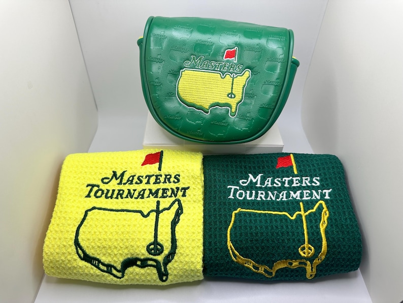 Puede incluir: Funda verde para la cabeza del palo de golf y dos toallas de golf. La funda tiene el logotipo de Masters bordado en amarillo y verde. Las toallas son amarillas y verdes, con el logotipo de Masters Tournament bordado en negro y amarillo.