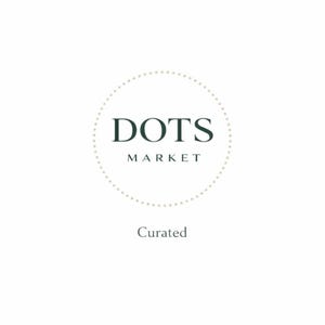Puede incluir: El logotipo de Dots Market presenta el texto "DOTS MARKET" en verde oscuro, rodeado por un c&iacute;rculo punteado. Debajo, la palabra "Curated" se muestra en una fuente m&aacute;s peque&ntilde;a.