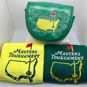Puede incluir: Una funda verde para la cabeza del palo de golf y dos toallas de golf. La funda tiene un patr&oacute;n repetido y el logotipo de Masters. Las toallas son amarillas y verdes, cada una con el logotipo del Torneo Masters bordado en blanco y dorado.