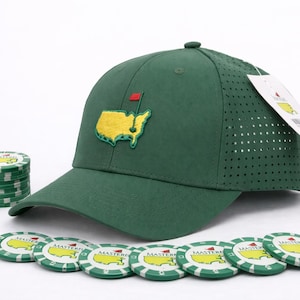 Può includere: Un cappellino da baseball verde con un logo ricamato giallo e verde, una bandiera rossa e un design traforato. Sono presenti anche diversi gettoni da poker verdi e bianchi con un logo abbinato. Il cappellino ha una visiera curva e un'etichetta.