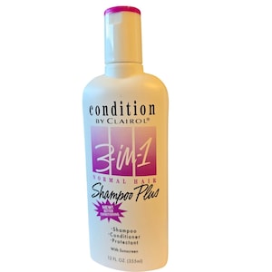 以下が含まれることがあります： ノーマルヘア用の「condition by Clairol」3-in-1シャンプーの白いボトル。ボトルには「Shampoo Plus」と「355ml」の文字が入ったピンクと紫のラベルが付いています。キャップは白で、上部はピンク色です。