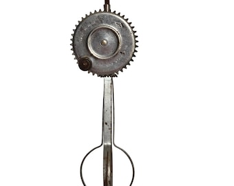 Vintage A & J Handkurbel Schneebesen Patent 1923 Made in USA Antique Küchenwerkzeug