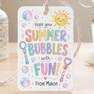 Op de afbeelding: Een wit label met de tekst "Hope your SUMMER BUBBLES with FUN!" in kleurrijke letters, met bellenblaasstokken en een lachende zon. Een fles bellenblaasvloeistof en bellen zijn op de achtergrond.