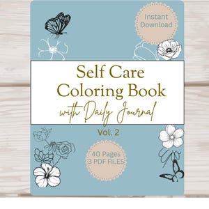 Op de afbeelding: Een lichtblauwe digitale download cover voor een zelfzorg kleurboek met een dagboek, met bloemen- en vlinderillustraties. De cover bevat de tekst "Self Care Coloring Book with Daily Journal Vol. 2". Er staat ook "40 Pagina's, 3 PDF BESTANDEN".