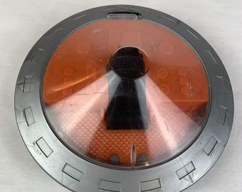 Figura de metal vintage de Zee Toys con forma de platillo espacial, fabricada en Hong Kong.