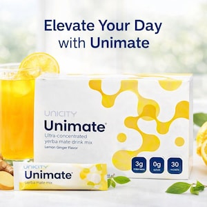 Op de afbeelding: Een afbeelding met een glas gele drank met een citroenschijfje, een doos en een zakje Unimate yerba mate drinkmix en verse citroenen. De doos en het zakje hebben het Unicity-logo en de tekst "Elevate Your Day with Unimate".