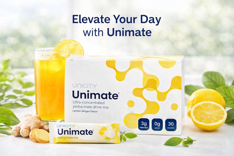 Op de afbeelding: Een afbeelding met een glas gele drank met een citroenschijfje, een doos en een zakje Unimate yerba mate drinkmix en verse citroenen. De doos en het zakje hebben het Unicity-logo en de tekst "Elevate Your Day with Unimate".