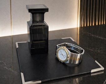 Handgefertigte Unterlage aus Leder mit Metallecken / 15 x 15 cm / Ideal für Uhren, Handys, Parfüm, Schlüssel - verschiedene Farben