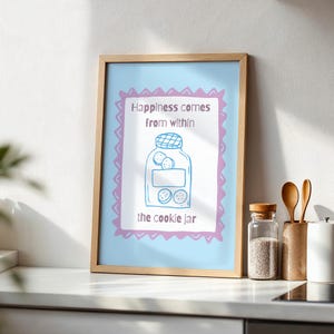 Pode incluir: Uma impressão artística emoldurada com fundo azul-claro, borda festonada roxa e uma ilustração desenhada à mão de um pote de vidro cheio de biscoitos. O texto diz "Happiness comes from within the cookie jar" em cor roxa.