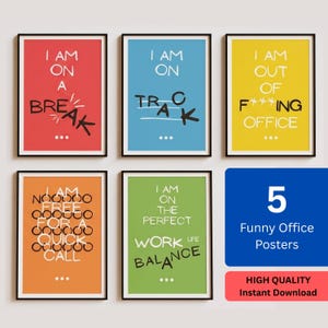 Peut inclure: Un ensemble de cinq affiches murales rectangulaires avec des arrière-plans colorés et du texte blanc et noir. Les affiches présentent des phrases incluant I AM ON A BREAK, I AM ON TRACK, I AM OUT OF F***ING OFFICE, I AM FREE FOR A QUICK CALL et I AM ON THE PERFECT WORK LIFE BALANCE.