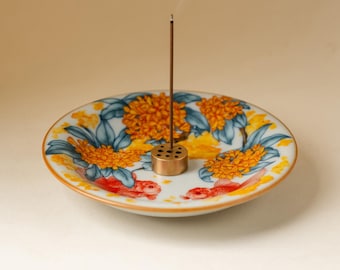 Keramik Räucherstäbchen Halter mit Koi Fisch & Blumenmuster, Messing Stick Ständer Aschefänger für Yoga, Meditation, Raumduft und Dekor