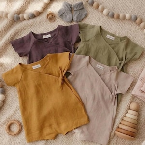 Linnen katoenen babyromper – kimonowikkel, aardetinten, zomerjumpsuit