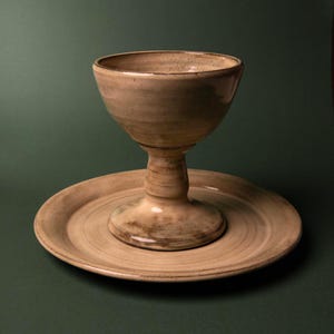 Set di calice e piatto in ceramica artistica, calice e patena in ceramica firmati.