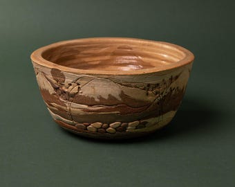 山岳風景を描いた陶器のボウル。クレステッドビュート山のクリークサイド・ポタリーのメアリー・ユルシノヴィッチによる手作り。