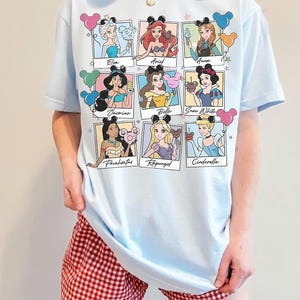 Camiseta de princesas Disney, camiseta de Elsa, Ariel, Bella, Rapunzel y Cenicienta, camiseta para viaje familiar a Disney, camiseta con estampado de princesas. Chambray/Light Blue