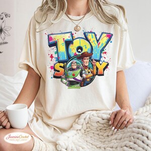 Camiseta de Toy Story, camiseta de Woody y Buzz Lightyear, camiseta de Disney Pixar, camiseta con estampado de Toy Story, camiseta para viaje familiar a Disney, regalo para amantes de Disney. Ivory/Natural/Sand