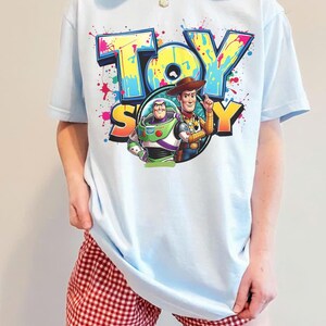 Camiseta de Toy Story, camiseta de Woody y Buzz Lightyear, camiseta de Disney Pixar, camiseta con estampado de Toy Story, camiseta para viaje familiar a Disney, regalo para amantes de Disney. Chambray/Light Blue