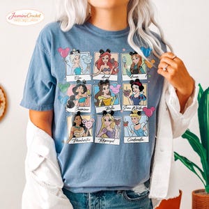 Camiseta de princesas Disney, camiseta de Elsa, Ariel, Bella, Rapunzel y Cenicienta, camiseta para viaje familiar a Disney, camiseta con estampado de princesas. Blue Jean( Comfort )