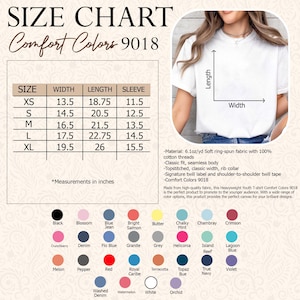 Op de afbeelding: Een maattabel voor Comfort Colors 9018 t-shirts, met afmetingen in inches. De tabel bevat maten XS tot XL, met details over breedte, lengte en mouwafmetingen. Er wordt ook een kleurenpalet met opties zoals zwart, blossom en crimson getoond.