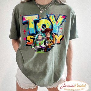 Camiseta de Toy Story, camiseta de Woody y Buzz Lightyear, camiseta de Disney Pixar, camiseta con estampado de Toy Story, camiseta para viaje familiar a Disney, regalo para amantes de Disney. Moss/Military Green