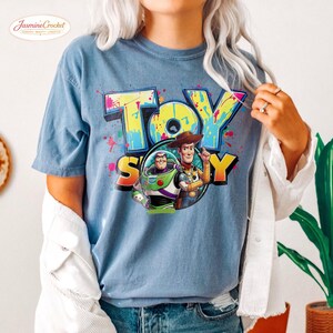 Camiseta de Toy Story, camiseta de Woody y Buzz Lightyear, camiseta de Disney Pixar, camiseta con estampado de Toy Story, camiseta para viaje familiar a Disney, regalo para amantes de Disney. Blue Jean( Comfort )