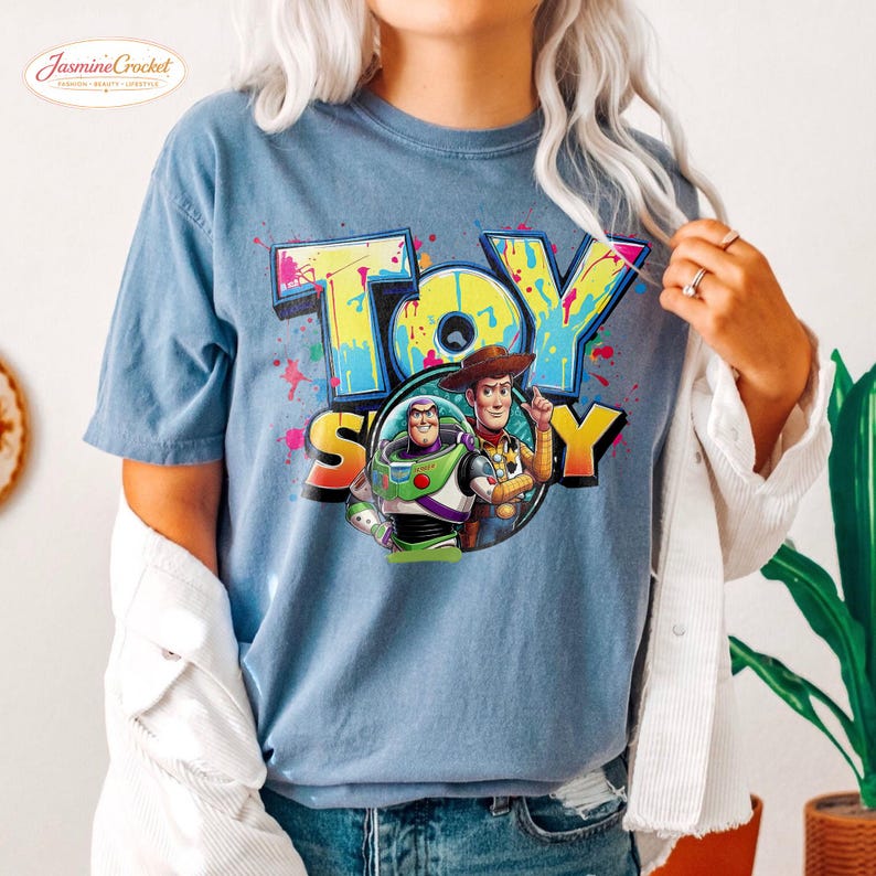 Camiseta de Toy Story, camiseta de Woody y Buzz Lightyear, camiseta de Disney Pixar, camiseta con estampado de Toy Story, camiseta para viaje familiar a Disney, regalo para amantes de Disney. Blue Jean( Comfort )
