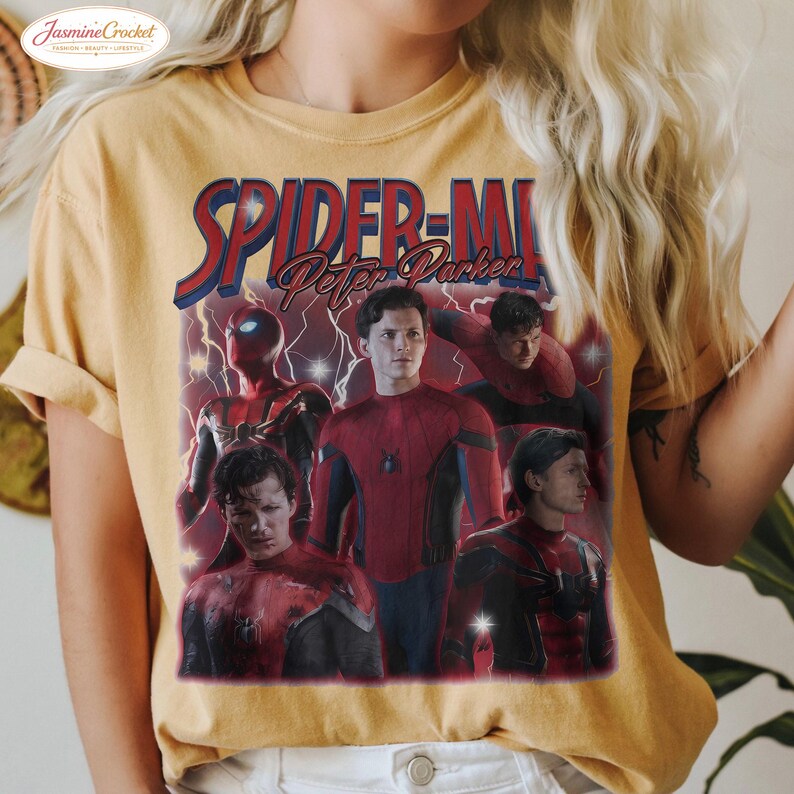 以下が含まれることがあります： マスタードイエローのTシャツ。赤と青で「SPIDER-MAN Peter Parker」の文字とスパイダーマンのグラフィックがプリントされています。グラフィックには、スーツを着たスパイダーマンの複数の画像が含まれています。このTシャツはカジュアルウェアです。