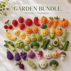 Könnte beinhalten: Eine Sammlung von 35 gehäkelten Früchten und Gemüsen, darunter Erdbeeren, Tomaten, Kürbisse und Karotten, auf einer weißen Holzoberfläche. Der Text "GARDEN BUNDLE. 35 Fruits + Vegetables" ist zu sehen. Handgefertigte Artikel.