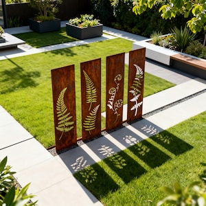 Puede incluir: Cuatro paneles de jardín de metal desgastado con recortes de helechos. Los paneles son de color marrón óxido, y los diseños de helechos son dorados. El jardín tiene césped verde, senderos de hormigón y un diseño moderno.