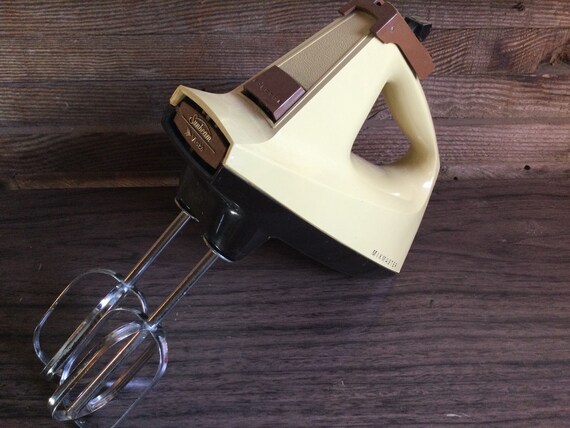 Vintage Electric Mixer Yellow Minimalist Working, Socialist Realism Style  in Kitchen Hand Mixer 1 Speed, Minimalist Mixer 80s Kitchen Supply 