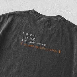 Koszulka programisty "Wciśnij mnie w ruch" | Zabawna koszulka programisty