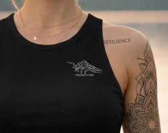 Top corto con estampado de calavera y mano esquelética estilo Doom Vibe / Gráfico de calavera y cigarrillo