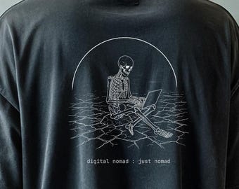 Nómada digital, solo nómada, esqueleto en camiseta del desierto