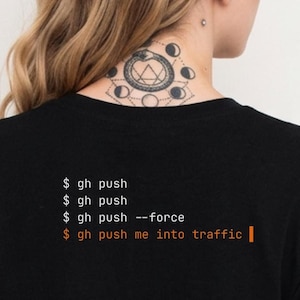 Może przedstawiać: Zestaw trzech ceramicznych kubków z nakrapianym, matowym wykończeniem. Kubki są w odcieniach kremu, jasnoszarym i ciemnoszarym. Każdy kubek ma prosty, minimalistyczny design, idealny do kawy lub herbaty.